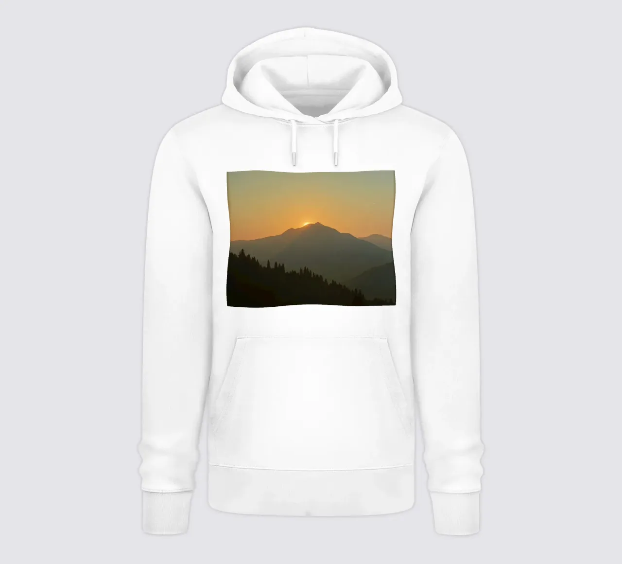 Zonsondergang werpt schaduwen over bergen en pijnbomen hoodie van DesignDoodle