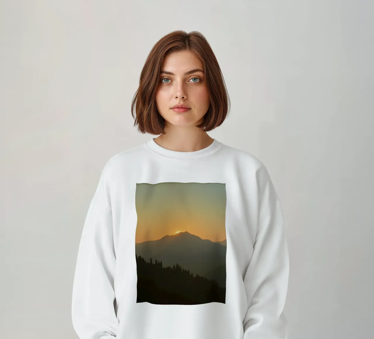 Zonsondergang werpt schaduwen over bergen en pijnbomen sweatshirt van DesignDoodle