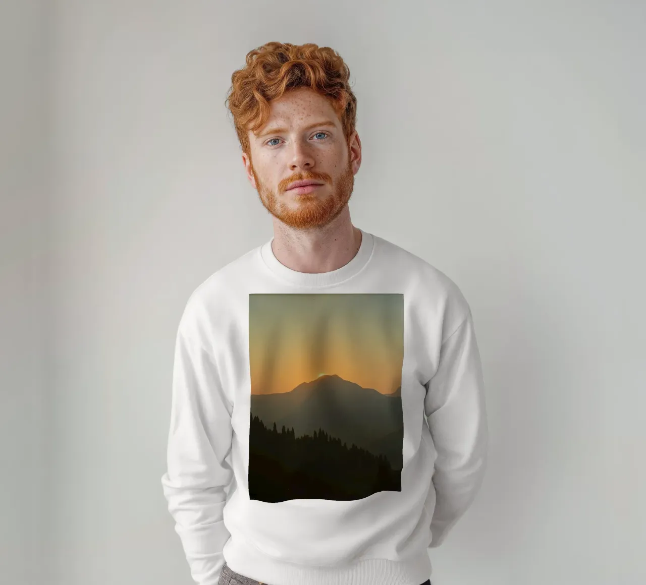 Zonsondergang werpt schaduwen over bergen en pijnbomen sweatshirt van DesignDoodle
