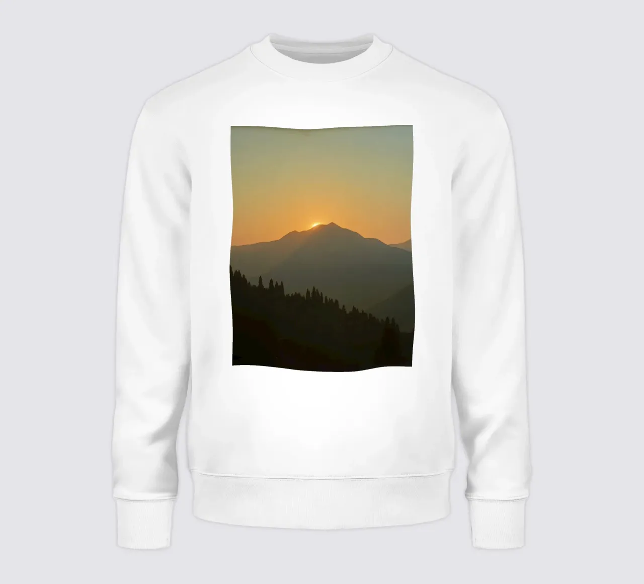 Zonsondergang werpt schaduwen over bergen en pijnbomen sweatshirt van DesignDoodle