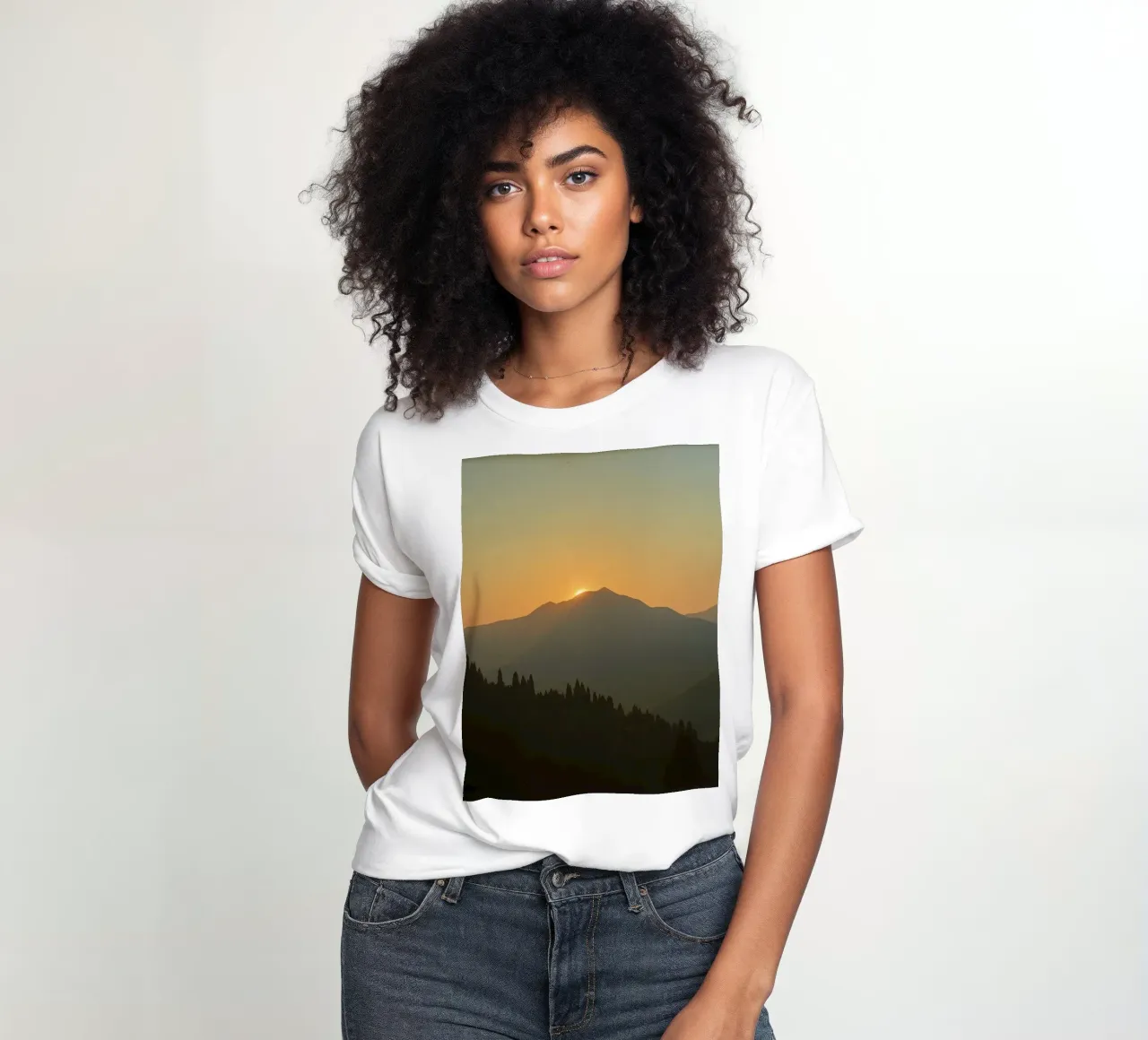 Zonsondergang werpt schaduwen over bergen en pijnbomen dames t-shirt getailleerd van DesignDoodle