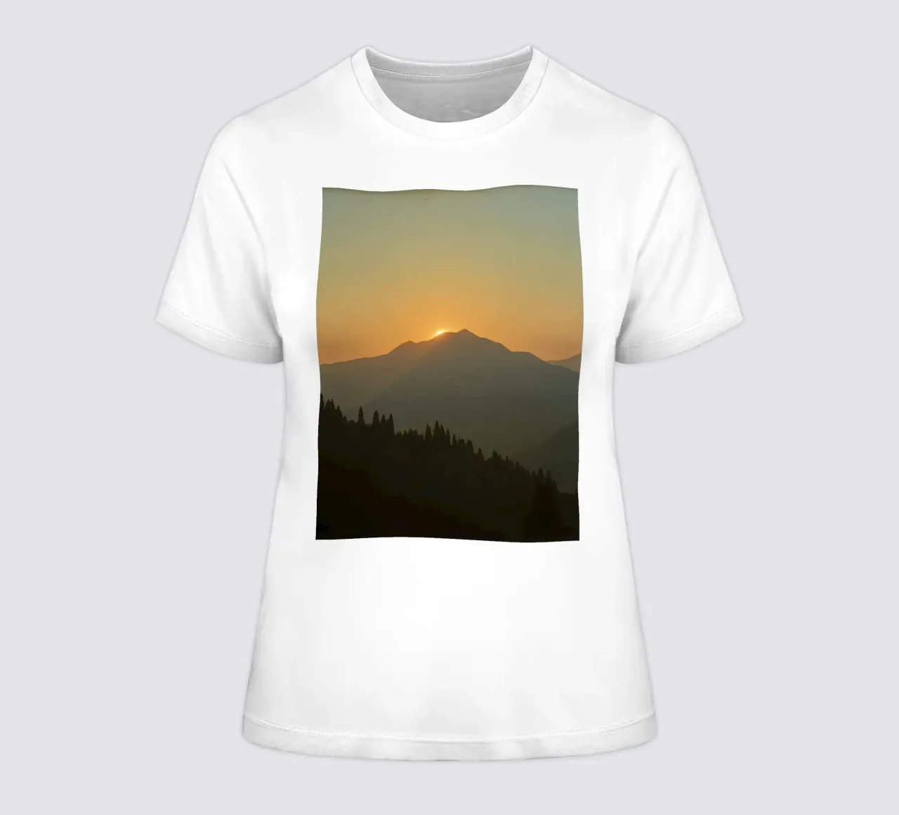 Zonsondergang werpt schaduwen over bergen en pijnbomen dames t-shirt getailleerd van DesignDoodle