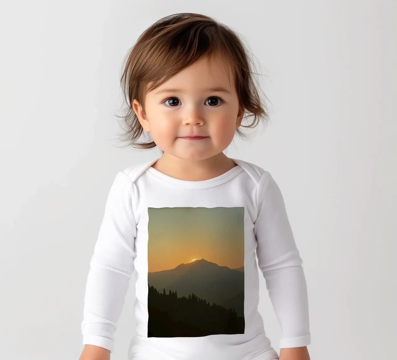 Zonsondergang werpt schaduwen over bergen en pijnbomen babyrompertje lange mouwen van DesignDoodle