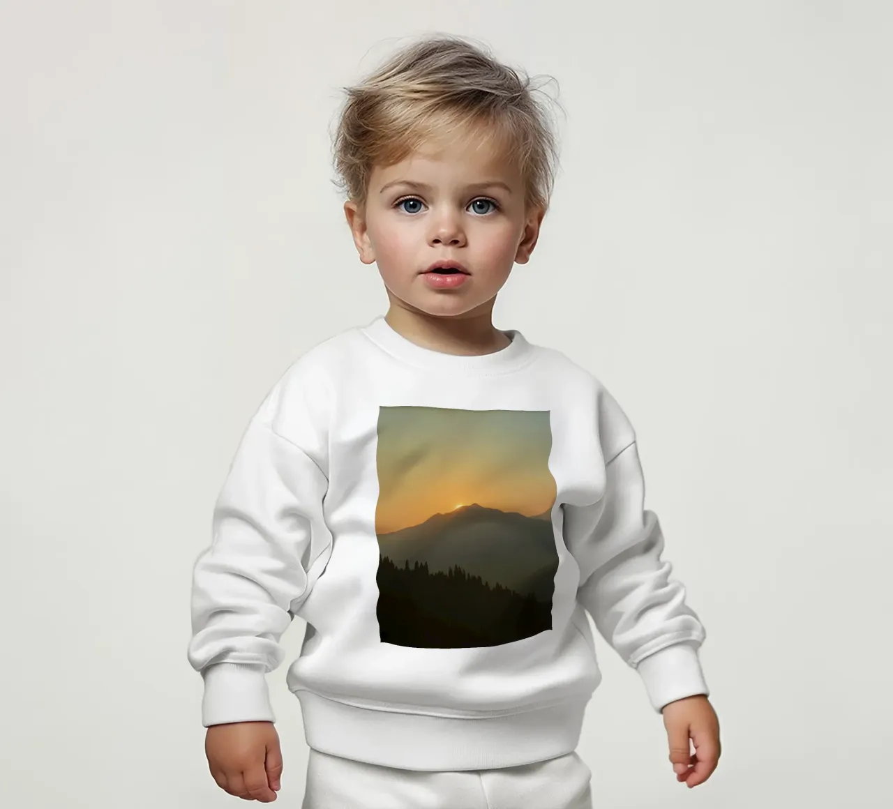 Zonsondergang werpt schaduwen over bergen en pijnbomen baby sweatshirt van DesignDoodle