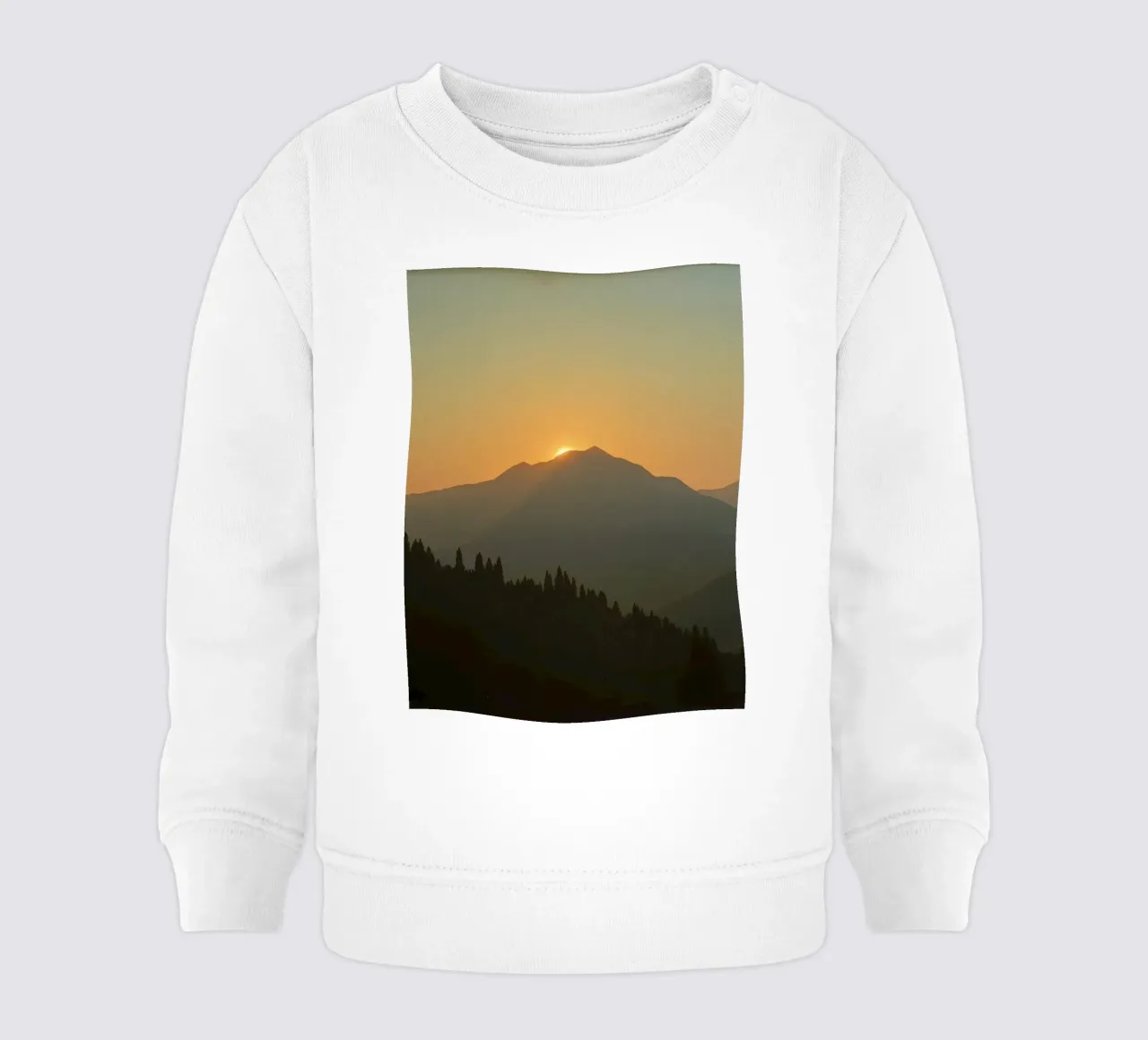 Zonsondergang werpt schaduwen over bergen en pijnbomen baby sweatshirt van DesignDoodle