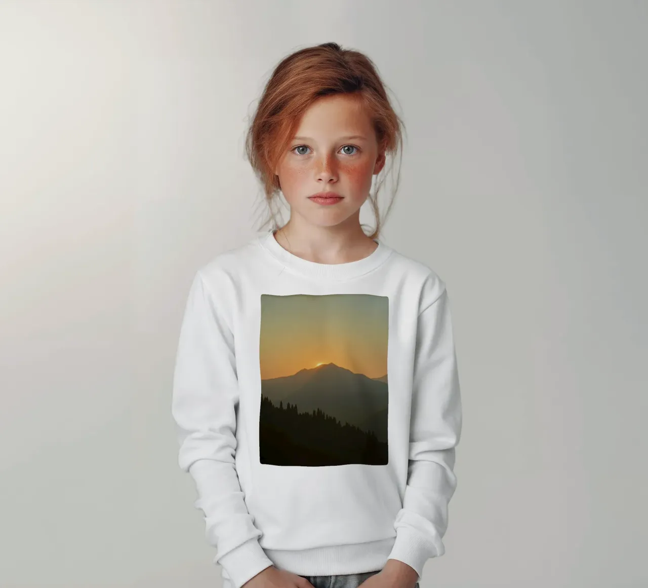 Zonsondergang werpt schaduwen over bergen en pijnbomen kinder sweatshirt van DesignDoodle