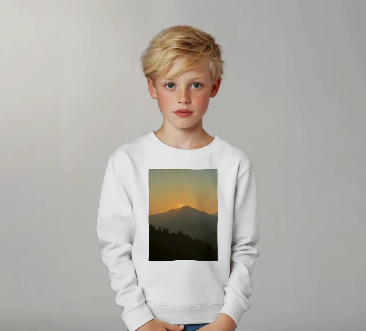 Zonsondergang werpt schaduwen over bergen en pijnbomen kinder sweatshirt van DesignDoodle