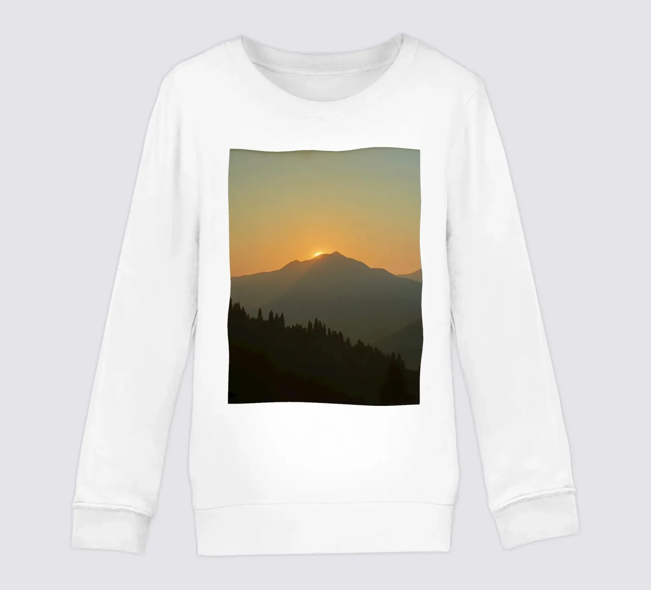 Zonsondergang werpt schaduwen over bergen en pijnbomen kinder sweatshirt van DesignDoodle