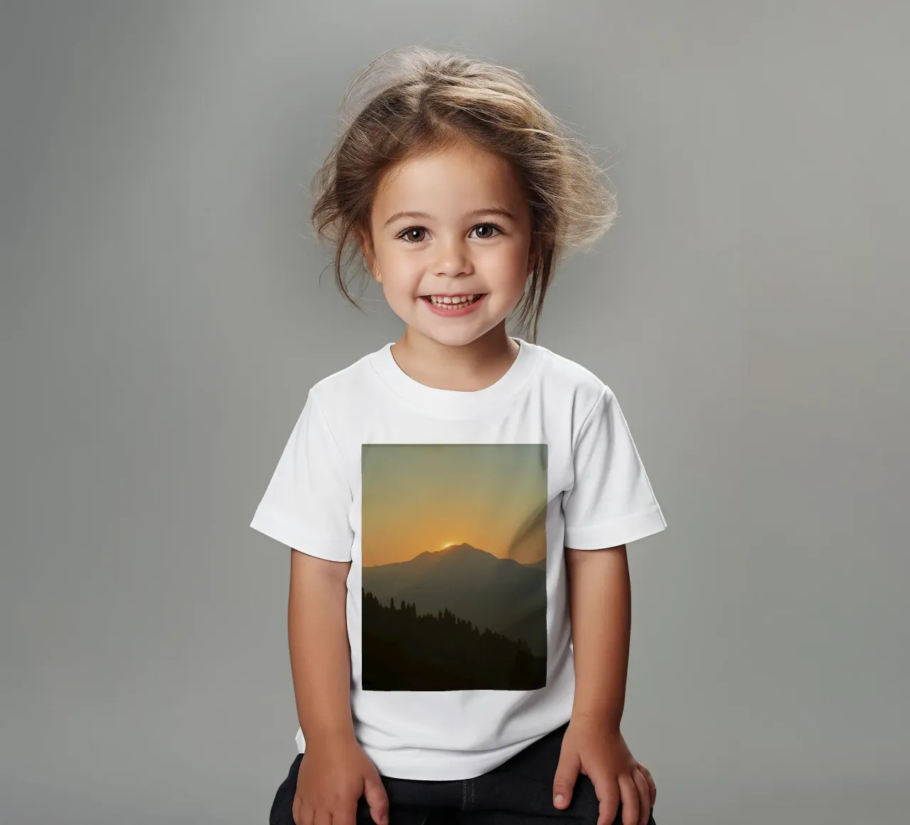 Zonsondergang werpt schaduwen over bergen en pijnbomen kinder t-shirt van DesignDoodle