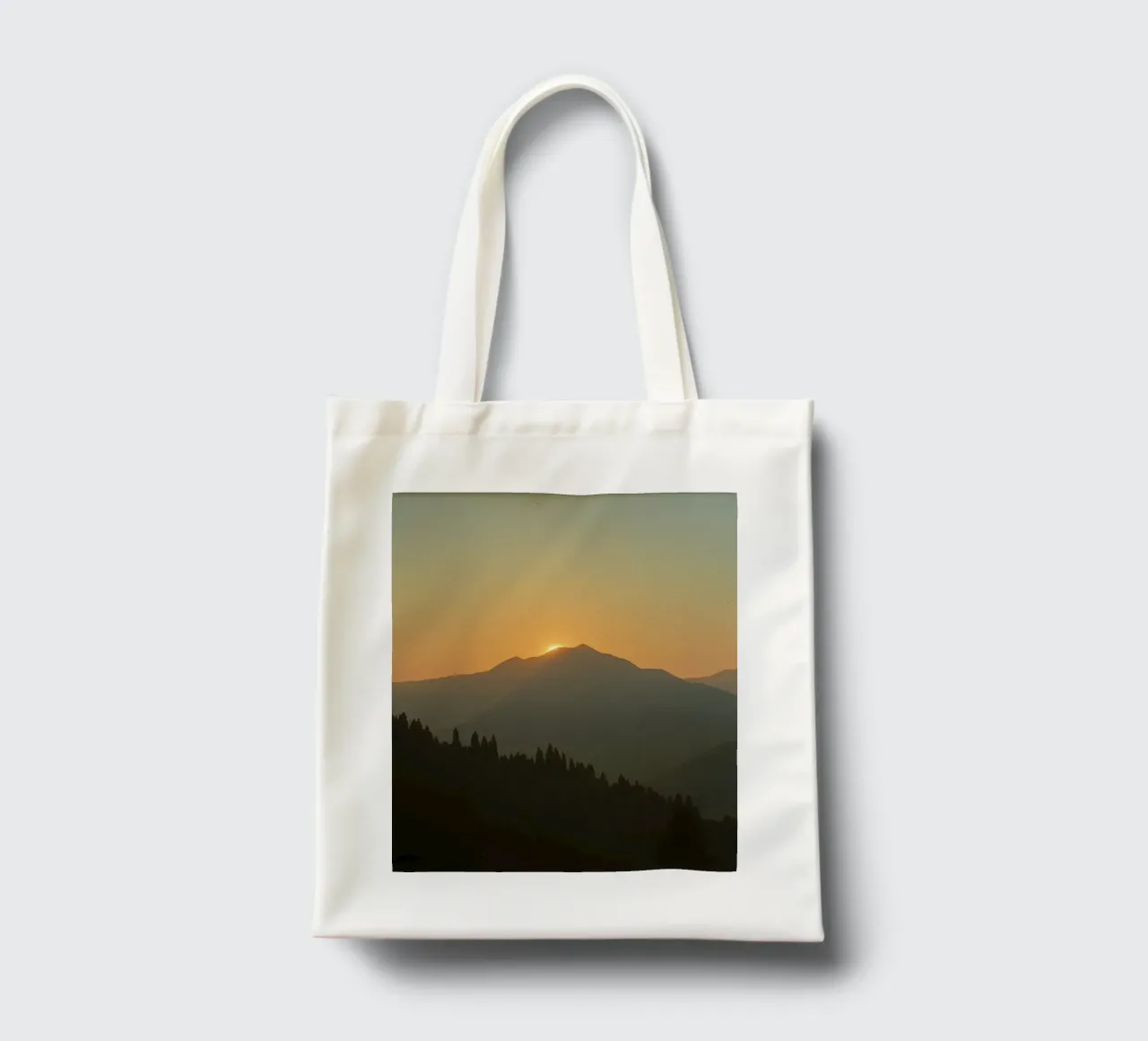 Zonsondergang werpt schaduwen over bergen en pijnbomen jute draagtas van DesignDoodle