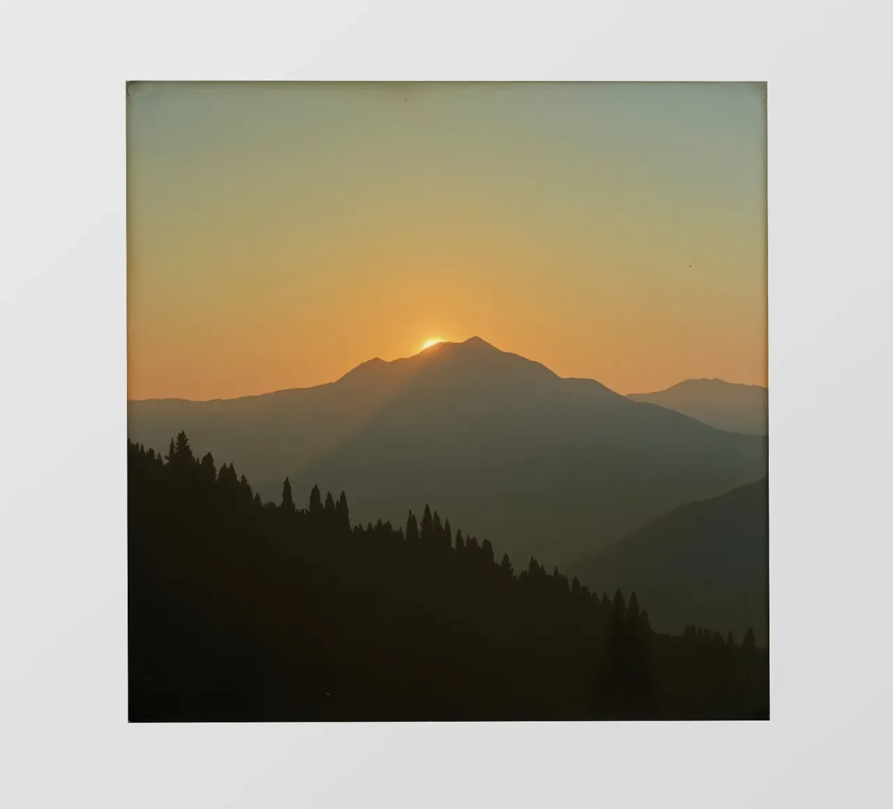 Zonsondergang werpt schaduwen over bergen en pijnbomen fotobehang van DesignDoodle