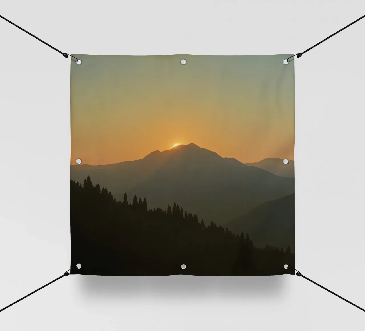Zonsondergang werpt schaduwen over bergen en pijnbomen pvc-zeil van DesignDoodle