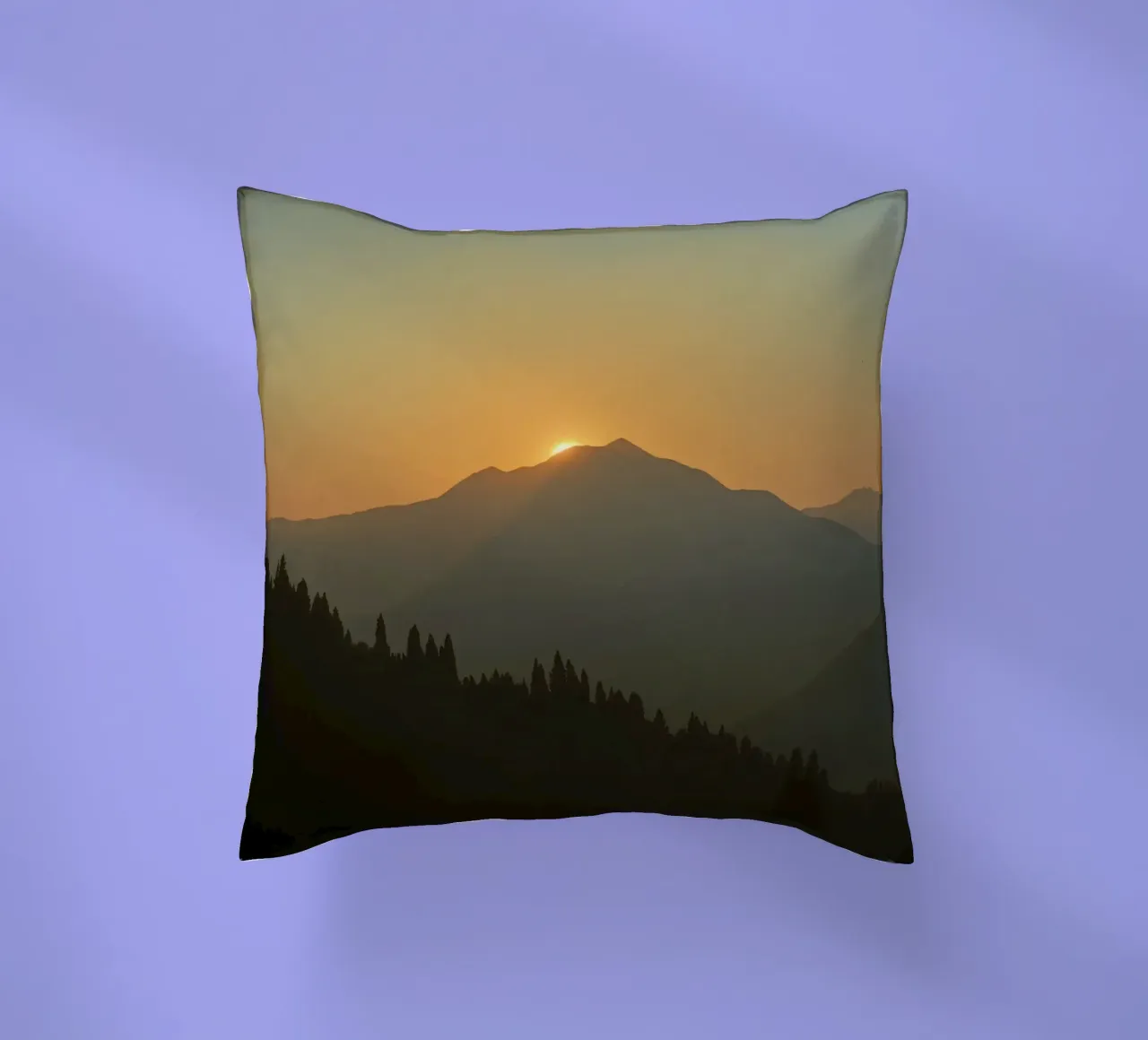 Zonsondergang werpt schaduwen over bergen en pijnbomen kussen van DesignDoodle