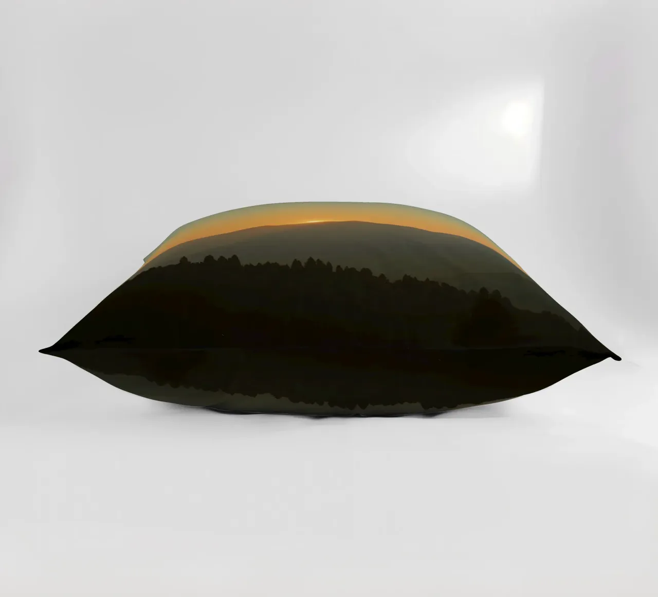 Zonsondergang werpt schaduwen over bergen en pijnbomen kussen van DesignDoodle