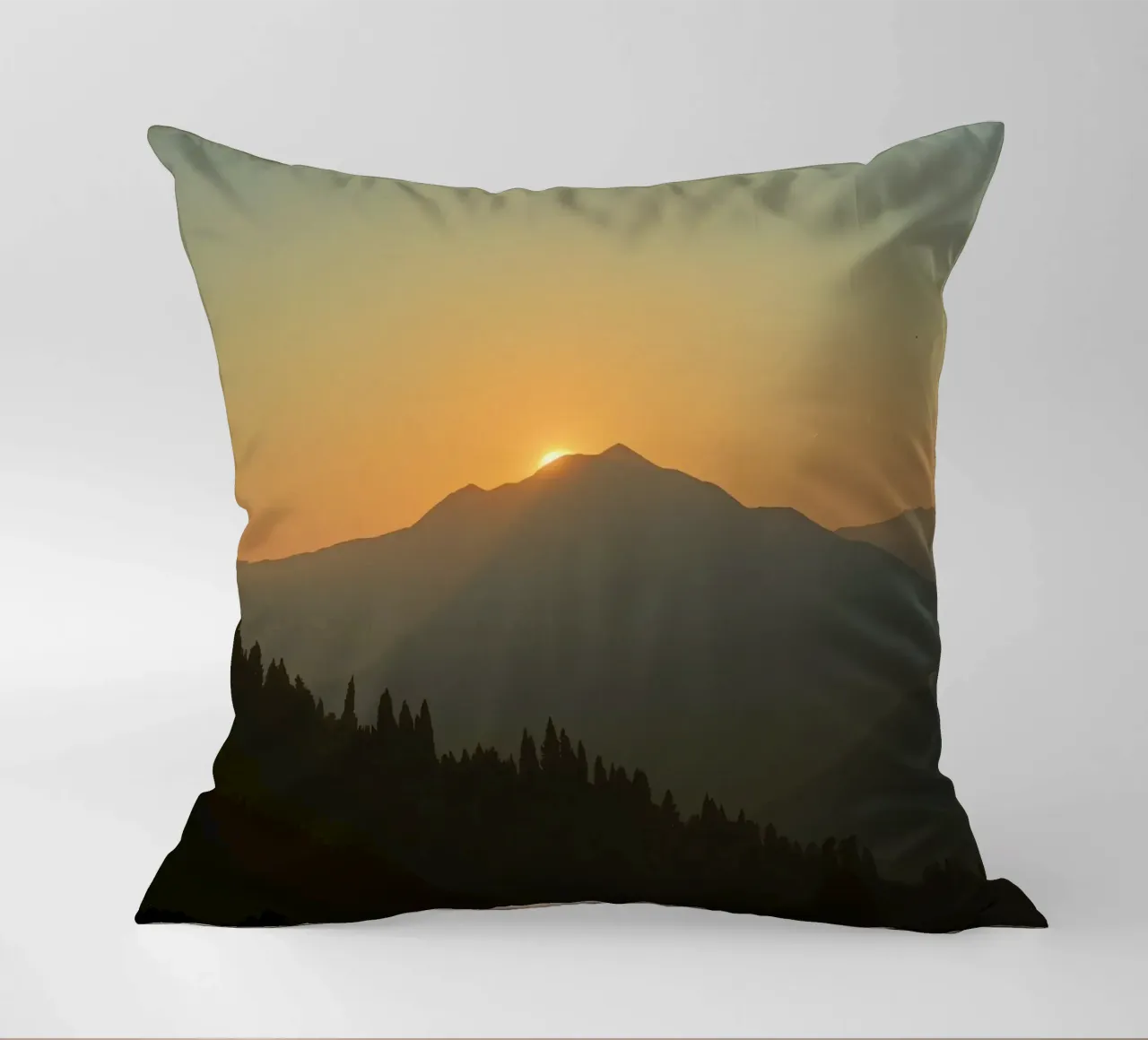Zonsondergang werpt schaduwen over bergen en pijnbomen kussen van DesignDoodle