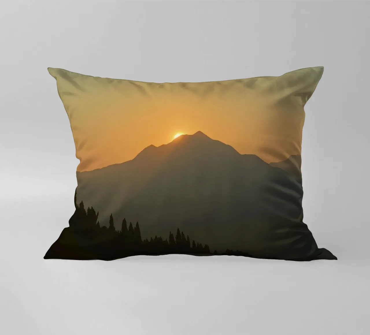 Zonsondergang werpt schaduwen over bergen en pijnbomen kussen van DesignDoodle