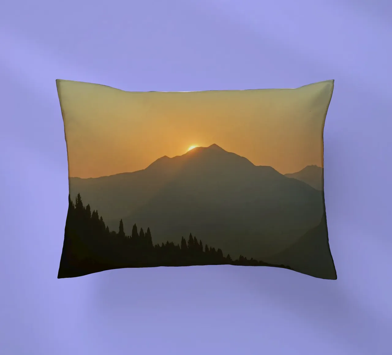 Zonsondergang werpt schaduwen over bergen en pijnbomen kussen van DesignDoodle