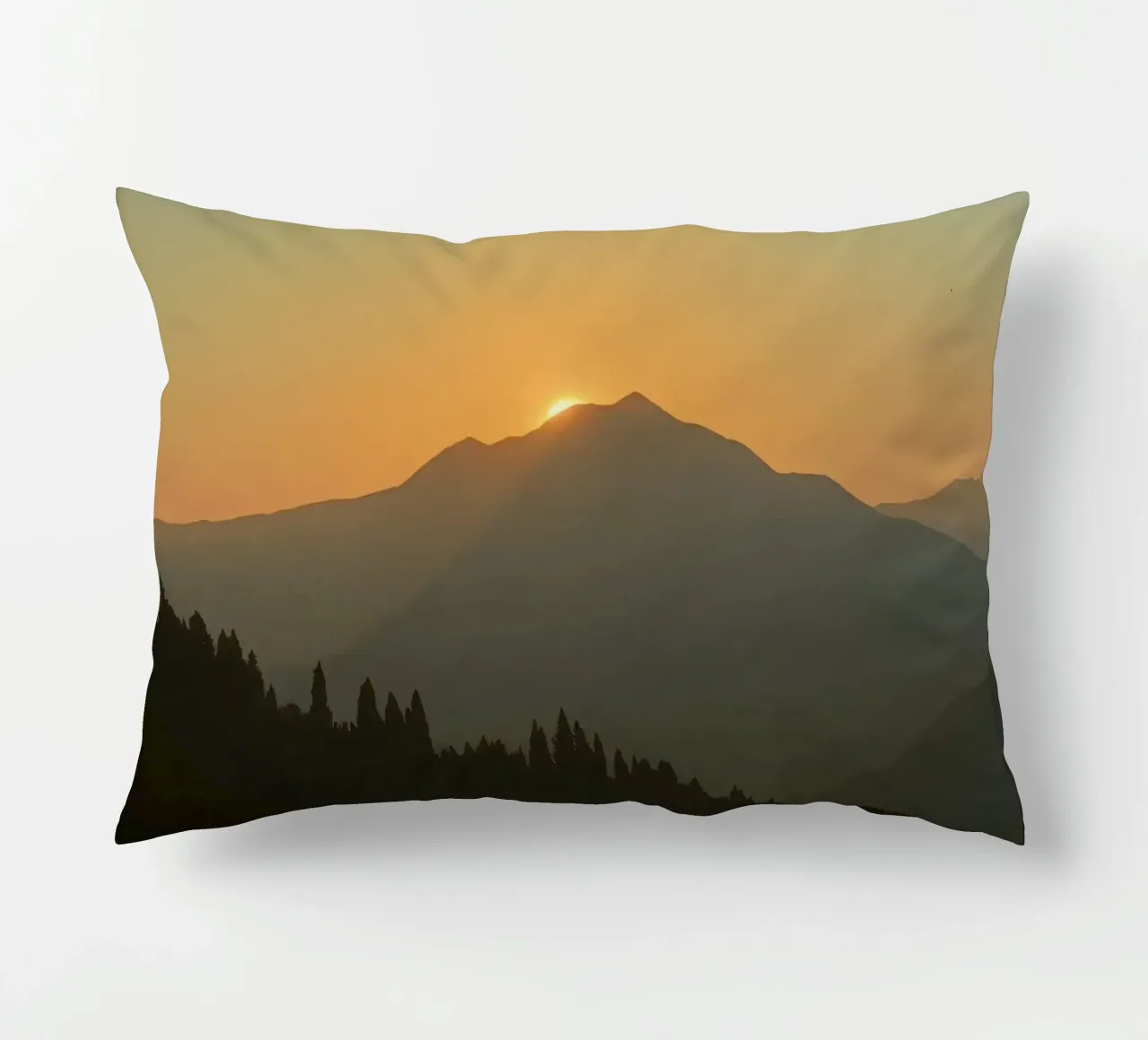 Zonsondergang werpt schaduwen over bergen en pijnbomen kussen van DesignDoodle