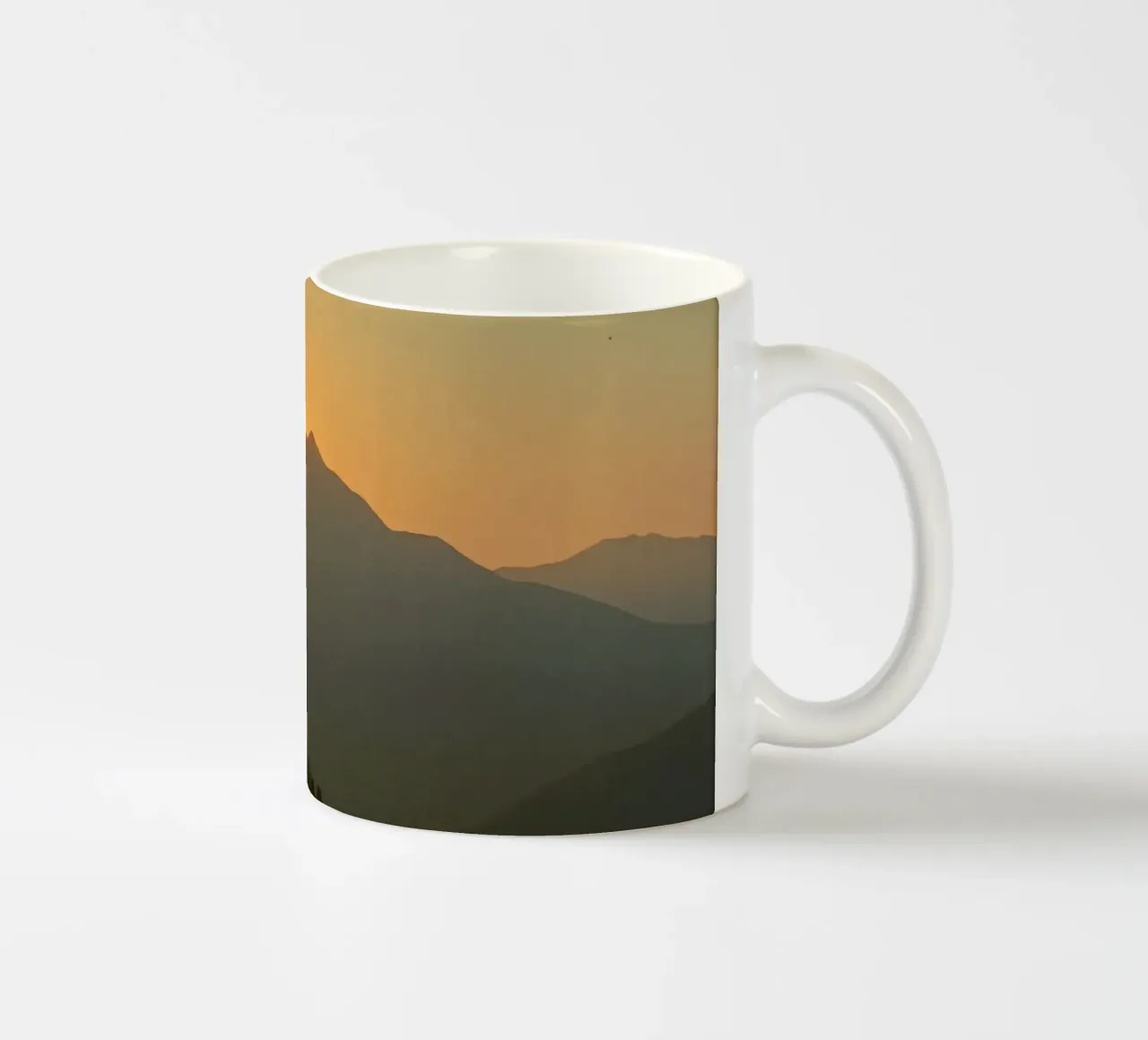Zonsondergang werpt schaduwen over bergen en pijnbomen keramische mok van DesignDoodle