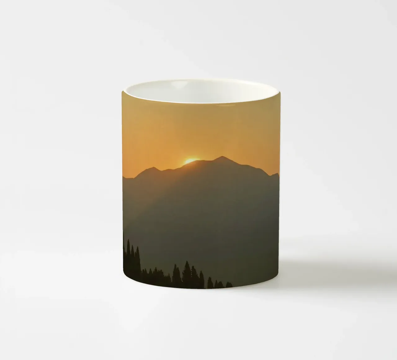 Zonsondergang werpt schaduwen over bergen en pijnbomen keramische mok van DesignDoodle