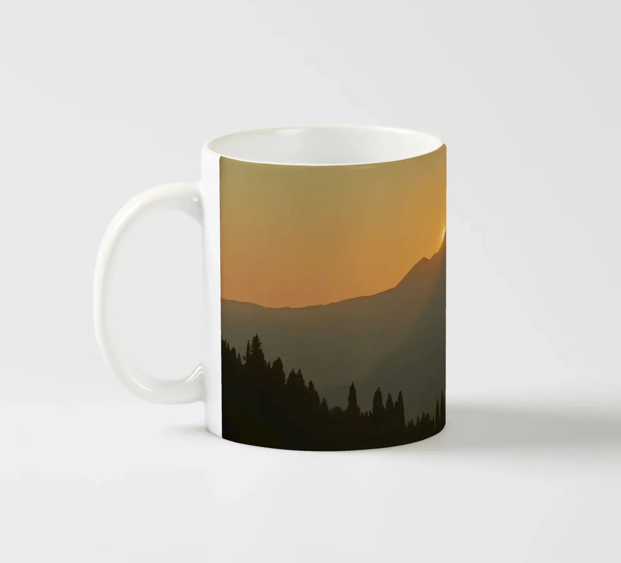 Zonsondergang werpt schaduwen over bergen en pijnbomen keramische mok van DesignDoodle