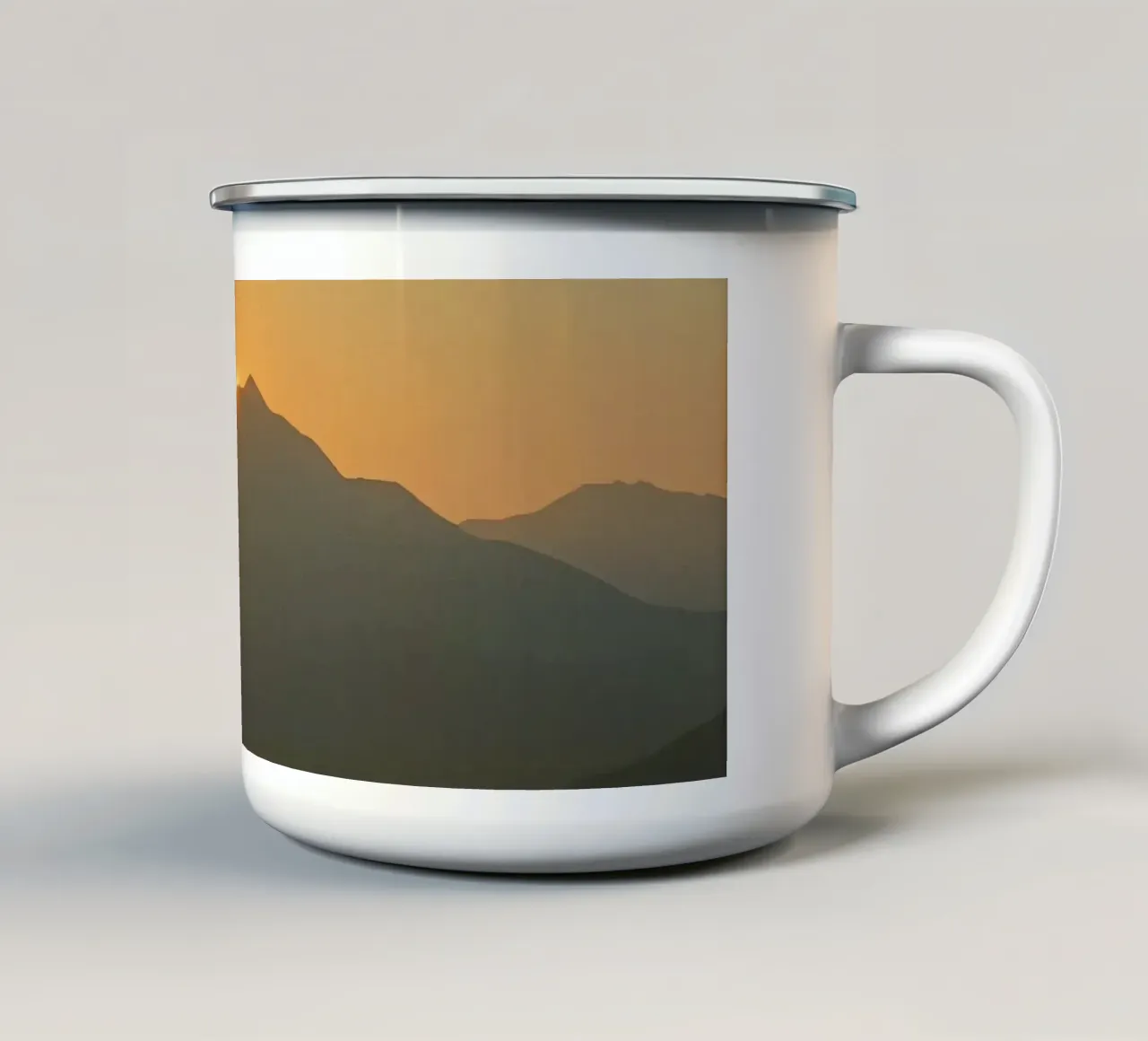 Zonsondergang werpt schaduwen over bergen en pijnbomen emaille mok van DesignDoodle
