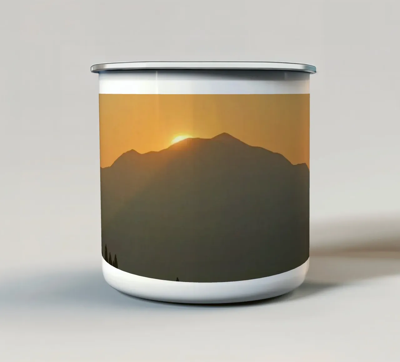 Zonsondergang werpt schaduwen over bergen en pijnbomen emaille mok van DesignDoodle