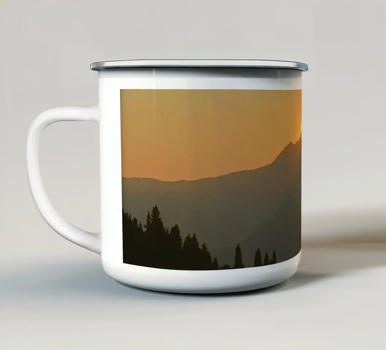 Zonsondergang werpt schaduwen over bergen en pijnbomen emaille mok van DesignDoodle