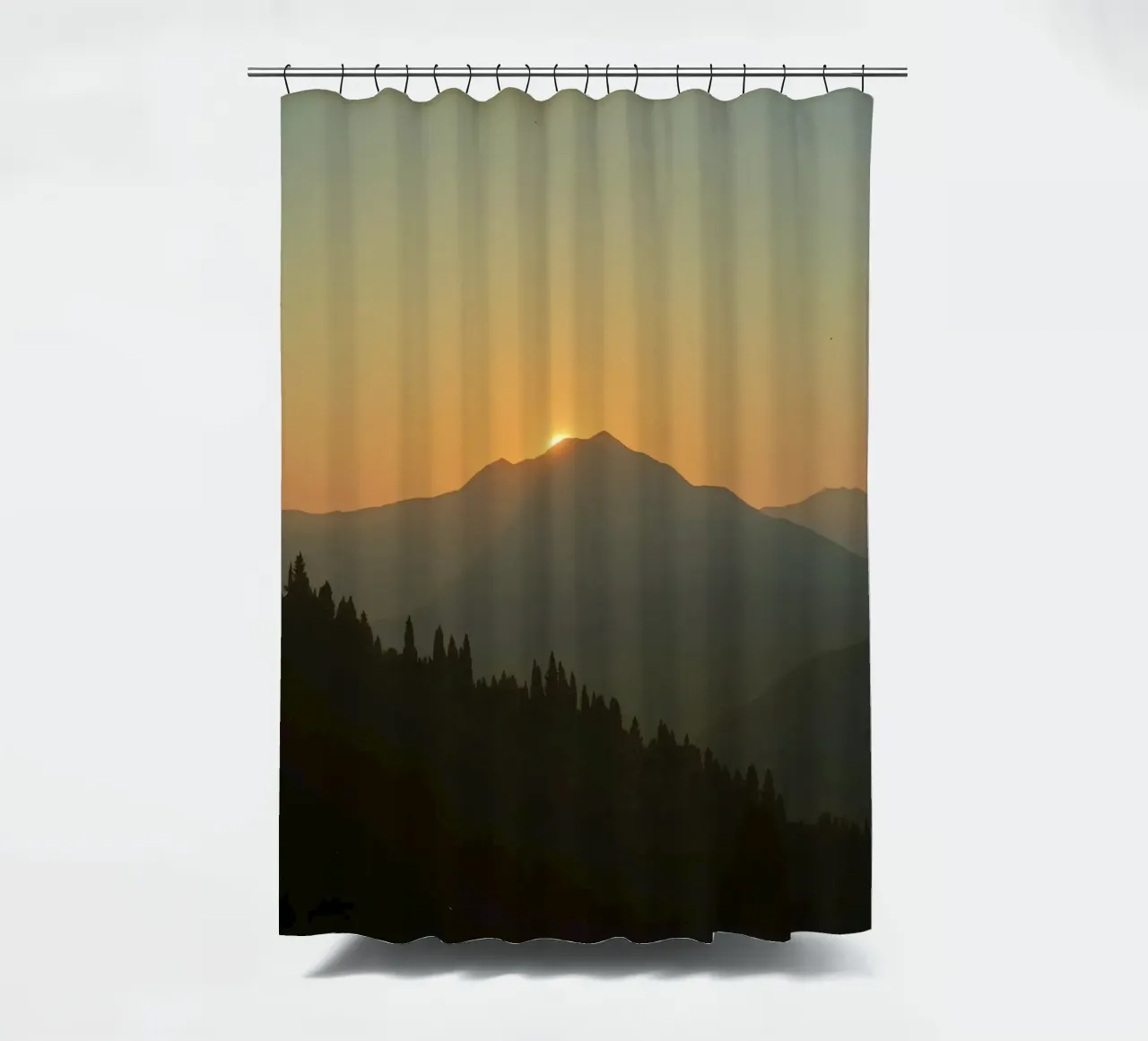Zonsondergang werpt schaduwen over bergen en pijnbomen douchegordijn van DesignDoodle