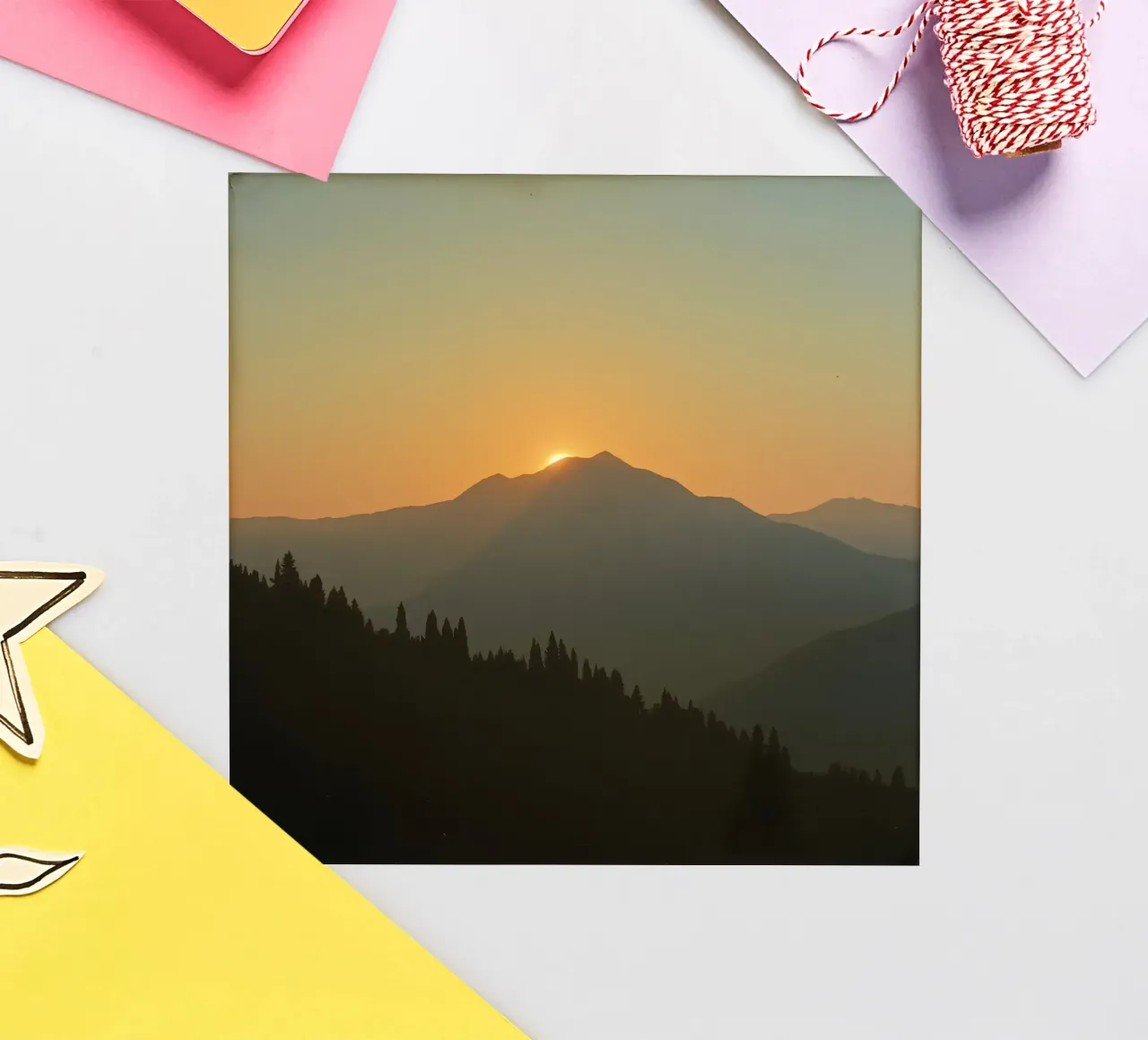 Zonsondergang werpt schaduwen over bergen en pijnbomen sticker van DesignDoodle