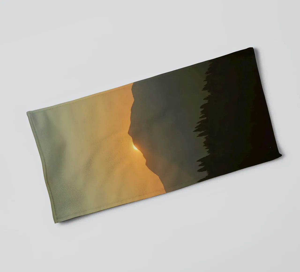 Zonsondergang werpt schaduwen over bergen en pijnbomen badhanddoek van DesignDoodle