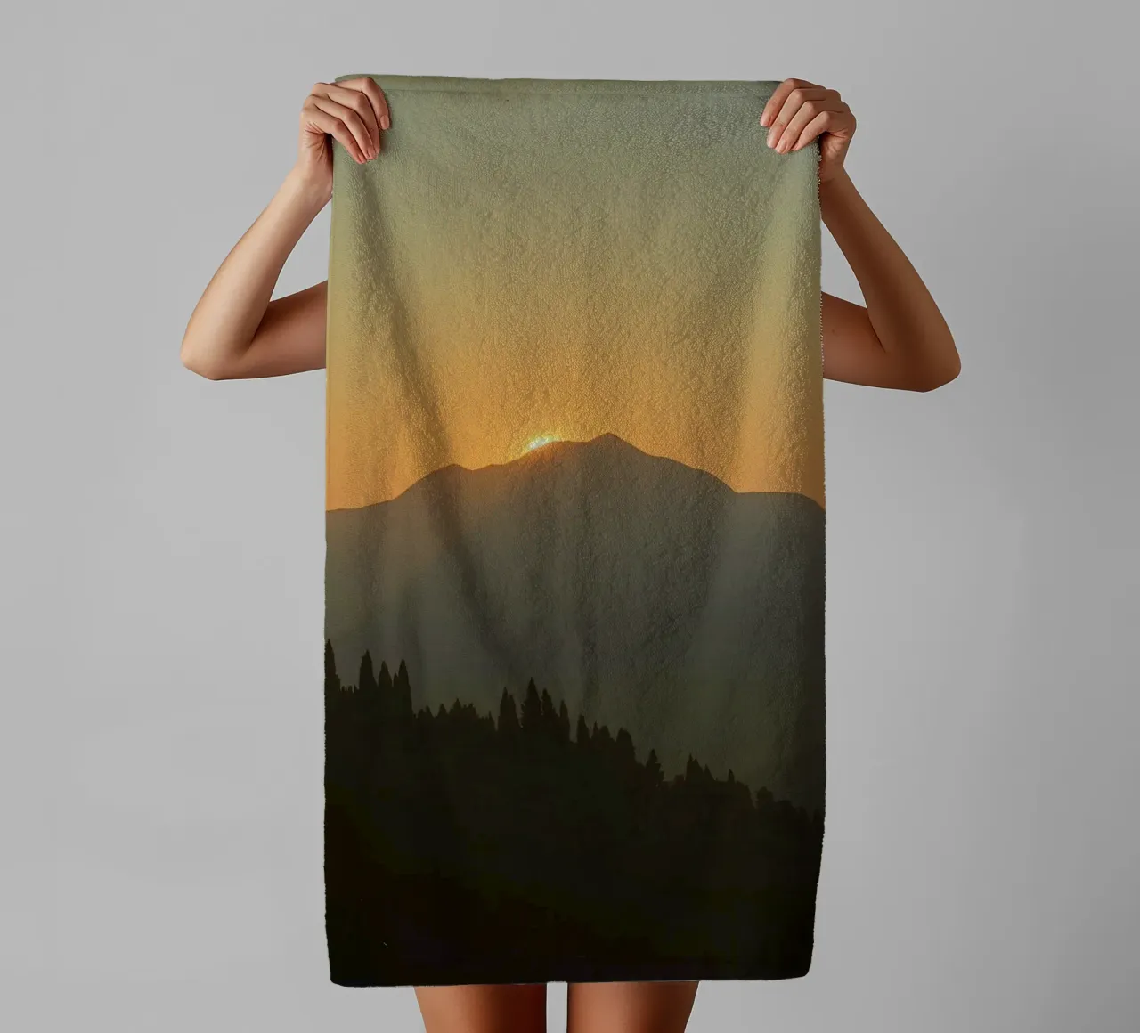 Zonsondergang werpt schaduwen over bergen en pijnbomen badhanddoek van DesignDoodle