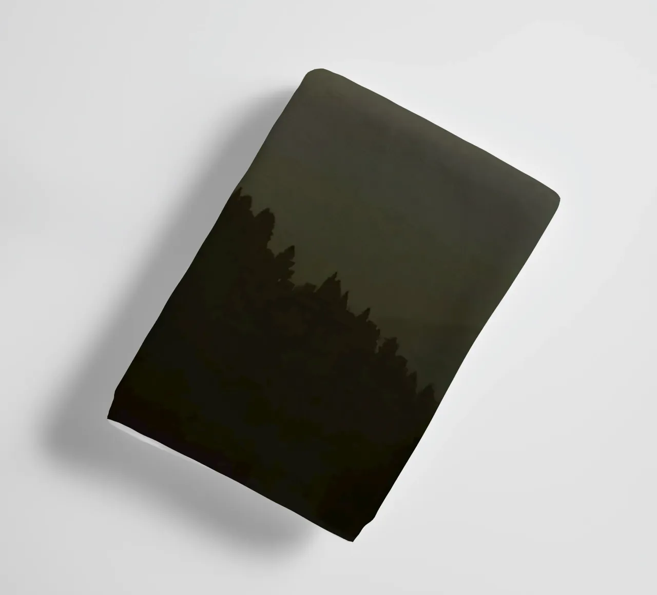 Zonsondergang werpt schaduwen over bergen en pijnbomen badhanddoek van DesignDoodle
