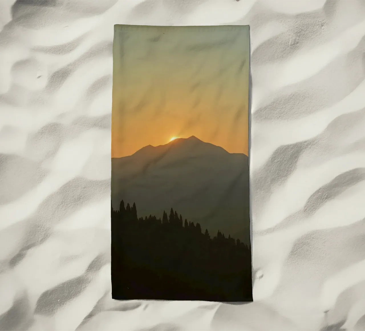 Zonsondergang werpt schaduwen over bergen en pijnbomen strandhanddoek van DesignDoodle