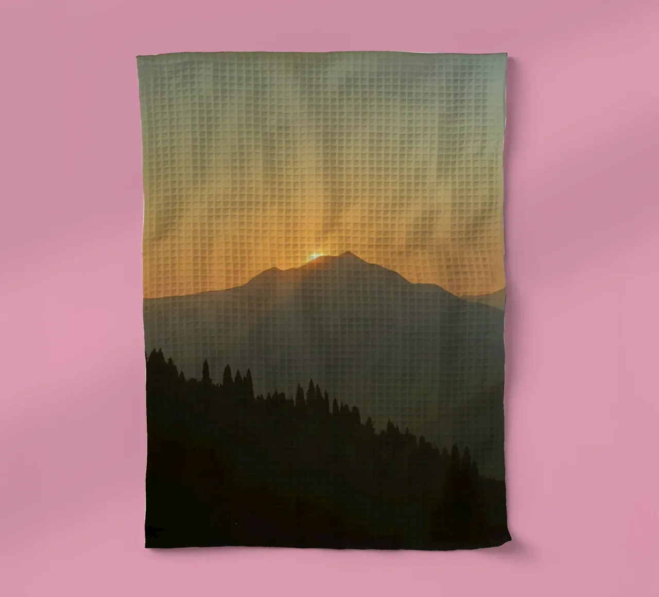 Zonsondergang werpt schaduwen over bergen en pijnbomen theedoek van DesignDoodle