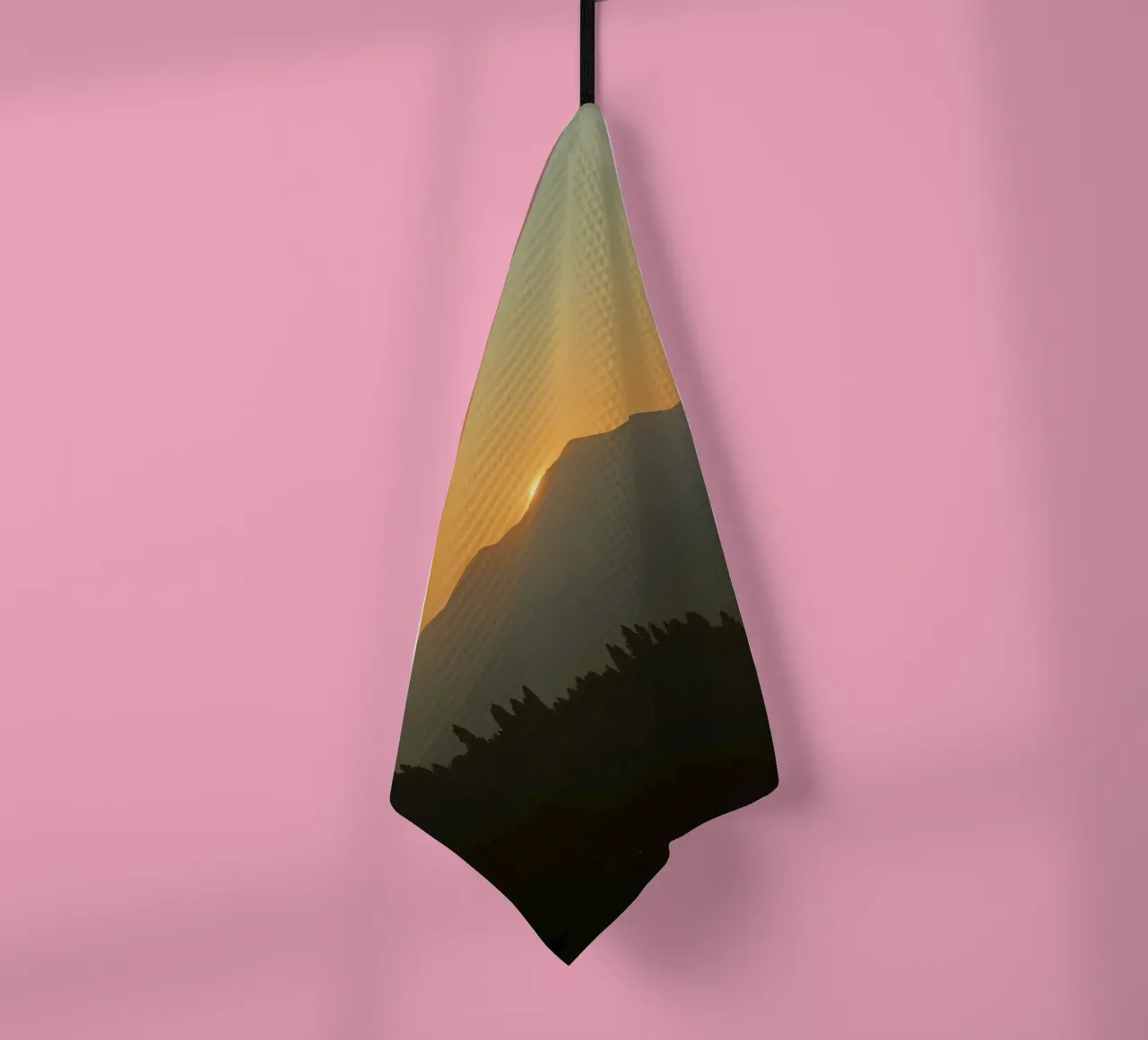 Zonsondergang werpt schaduwen over bergen en pijnbomen theedoek van DesignDoodle