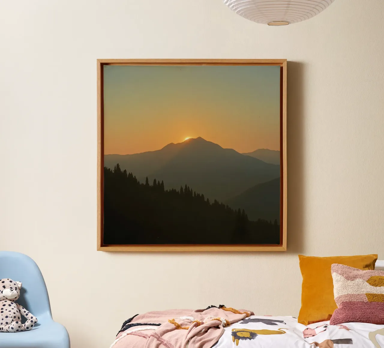 Zonsondergang werpt schaduwen over bergen en pijnbomen canvas met Baklijst van DesignDoodle
