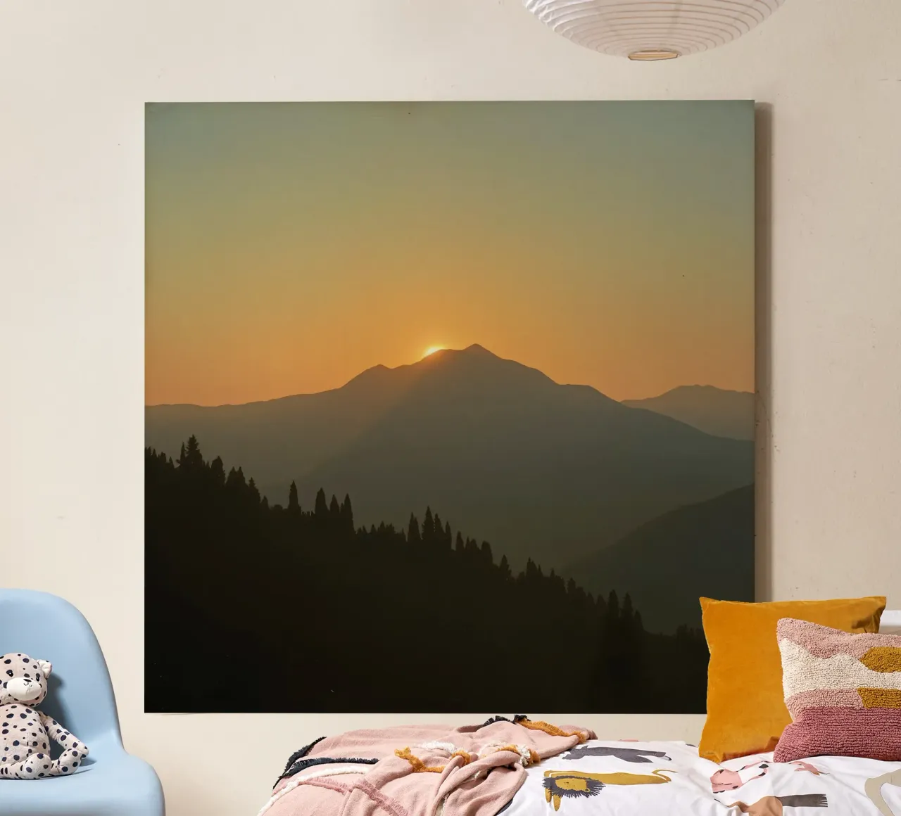 Zonsondergang werpt schaduwen over bergen en pijnbomen canvas met Baklijst van DesignDoodle
