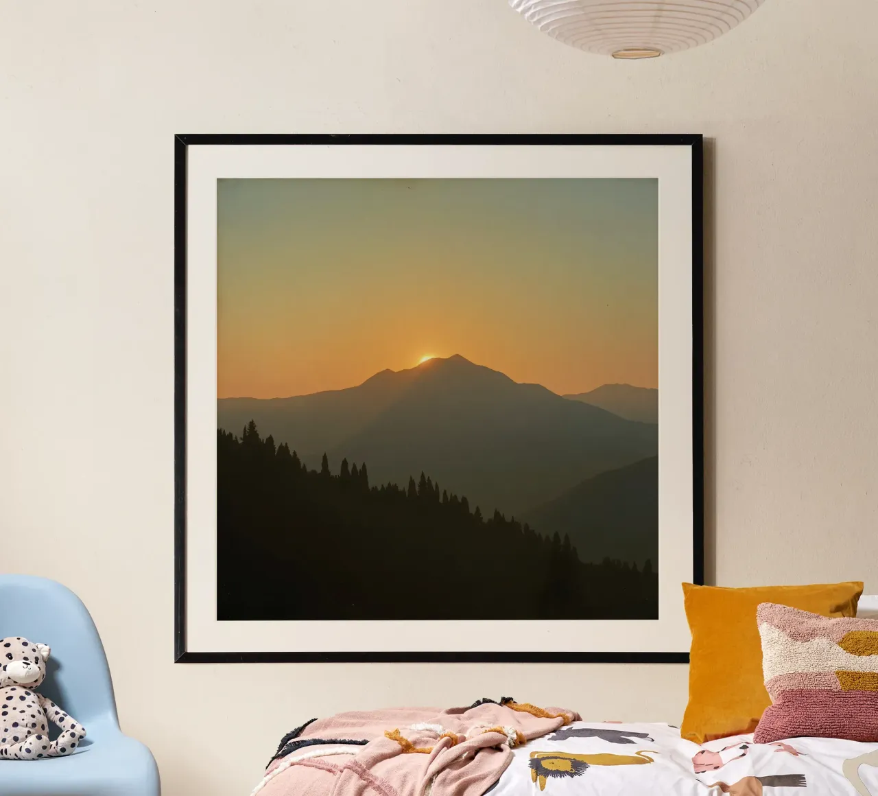 Il tramonto proietta le ombre sulle montagne e sui pini poster con telaio in alluminio da DesignDoodle