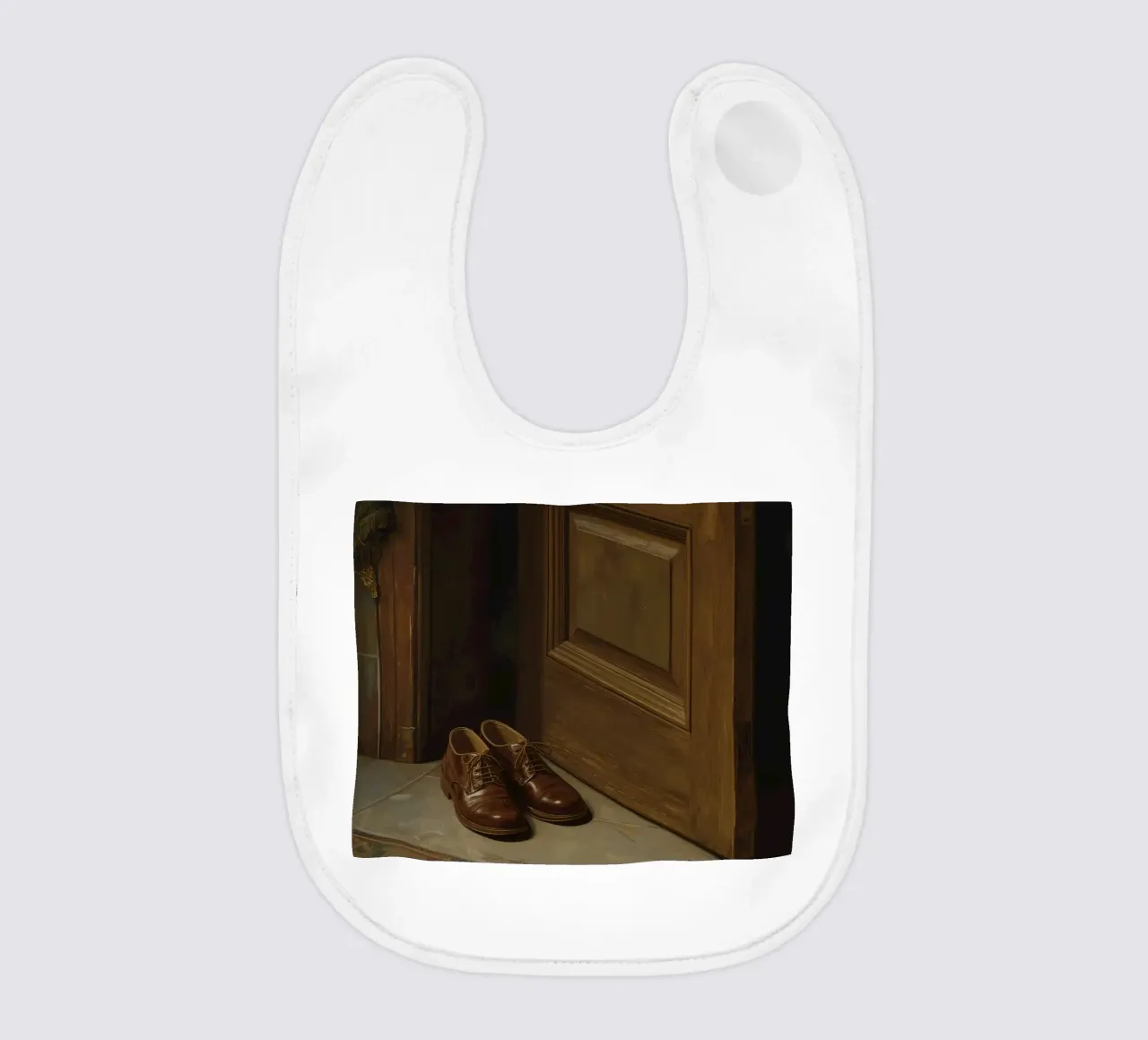 Scarpe classiche in pelle marrone posizionate davanti a una porta di legno bavaglino da DesignDoodle