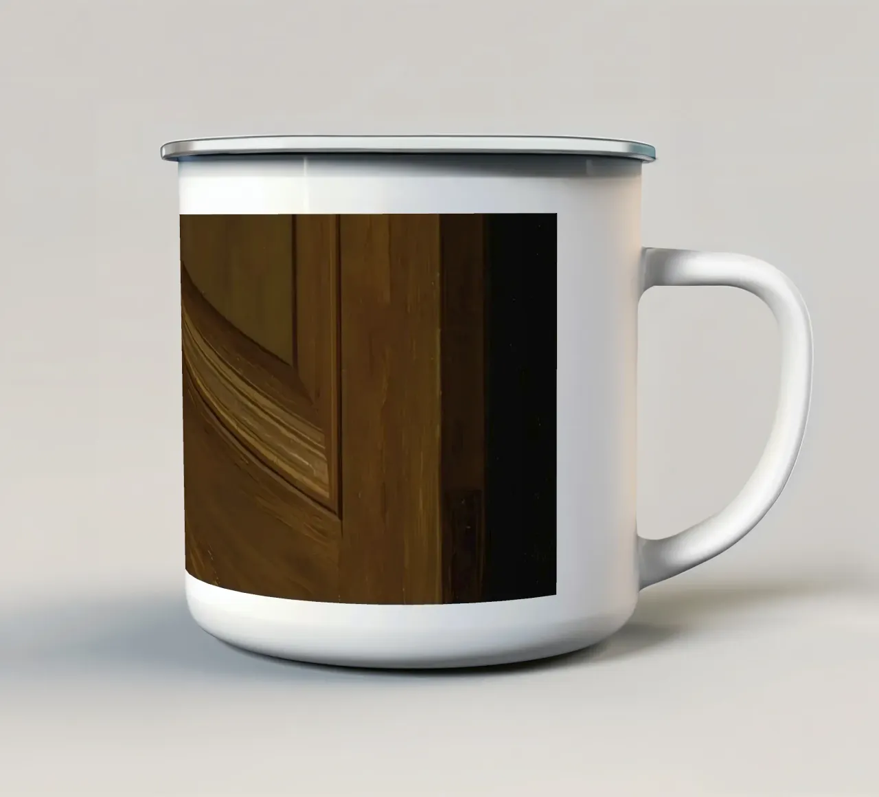 Scarpe classiche in pelle marrone posizionate davanti a una porta di legno tazza in smalto da DesignDoodle