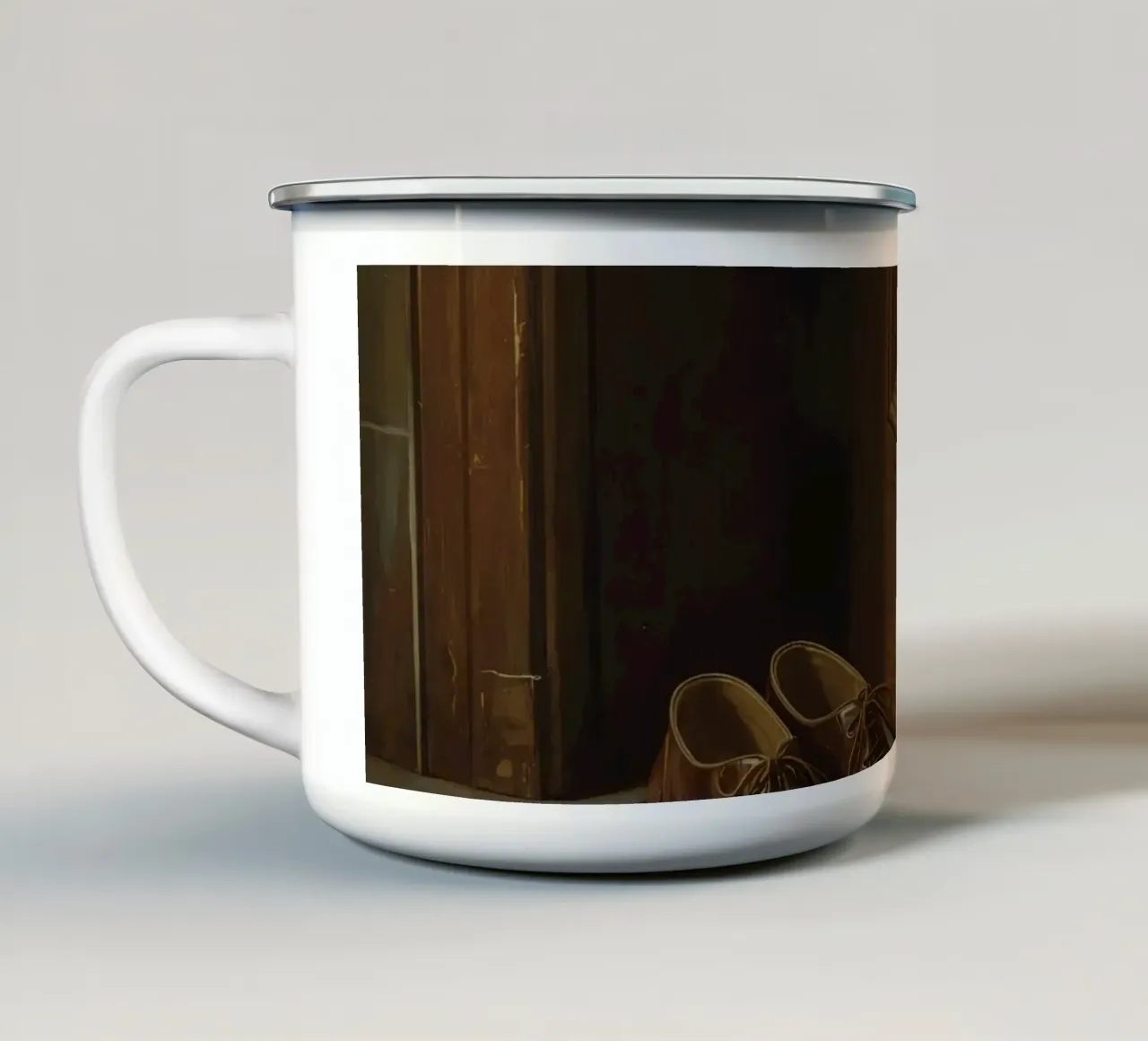 Scarpe classiche in pelle marrone posizionate davanti a una porta di legno tazza in smalto da DesignDoodle