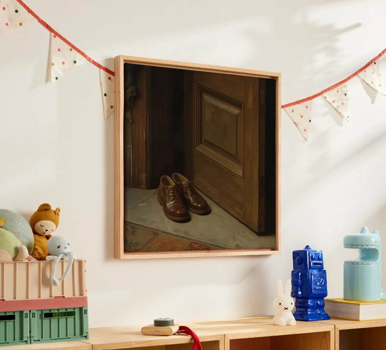 Scarpe classiche in pelle marrone posizionate davanti a una porta di legno tela con Cornice a cassetta da DesignDoodle