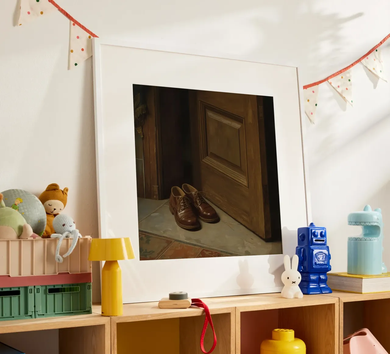 Chaussures classiques en cuir marron positionnées devant une porte en bois poster de DesignDoodle