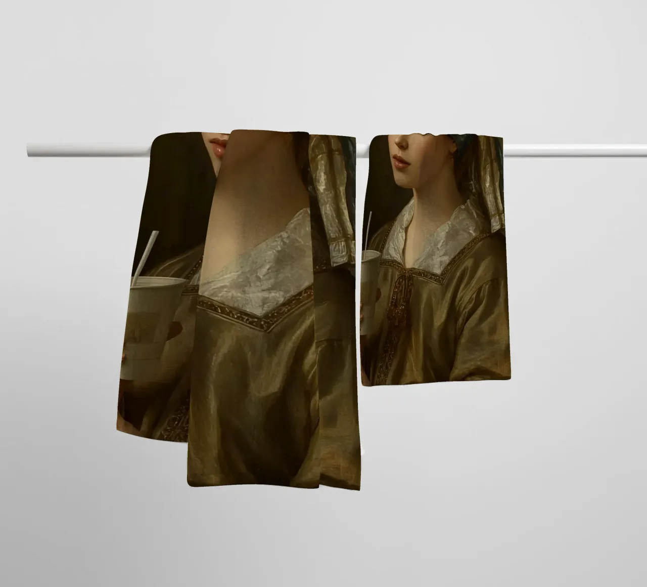 Giovane donna in abiti storici con in mano un drink asciugamano da bagno da DesignDoodle