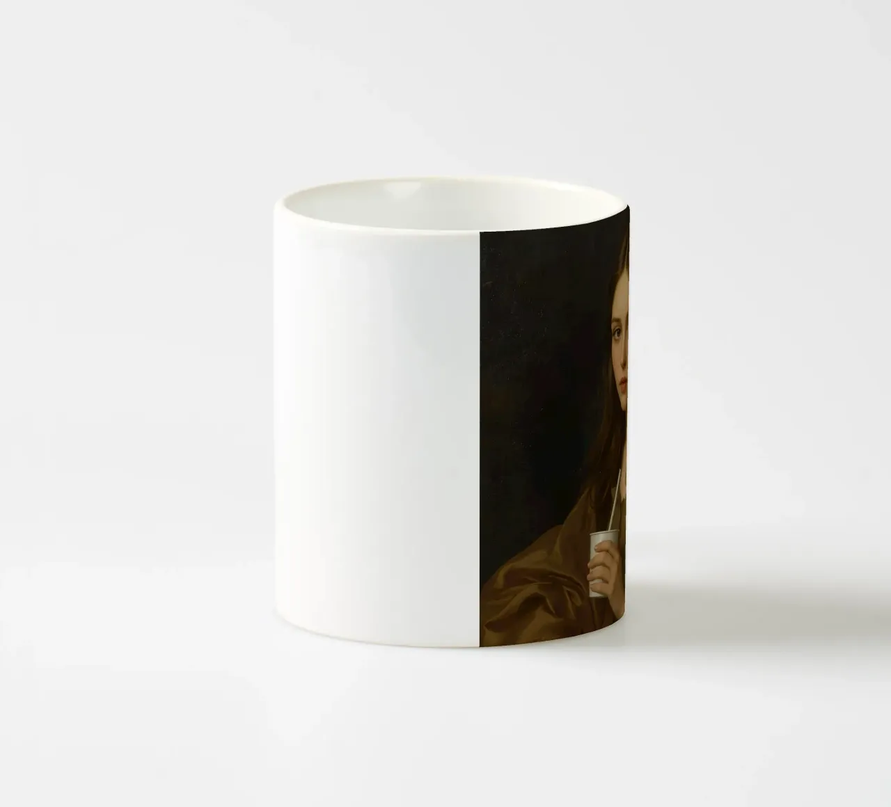 Giovane donna che tiene in mano una tazza, con indosso un indumento marrone, contro tazza in ceramica da DesignDoodle