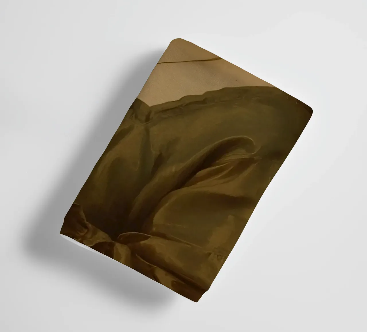 Giovane donna che tiene in mano una tazza, con indosso un indumento marrone, contro asciugamano da bagno da DesignDoodle