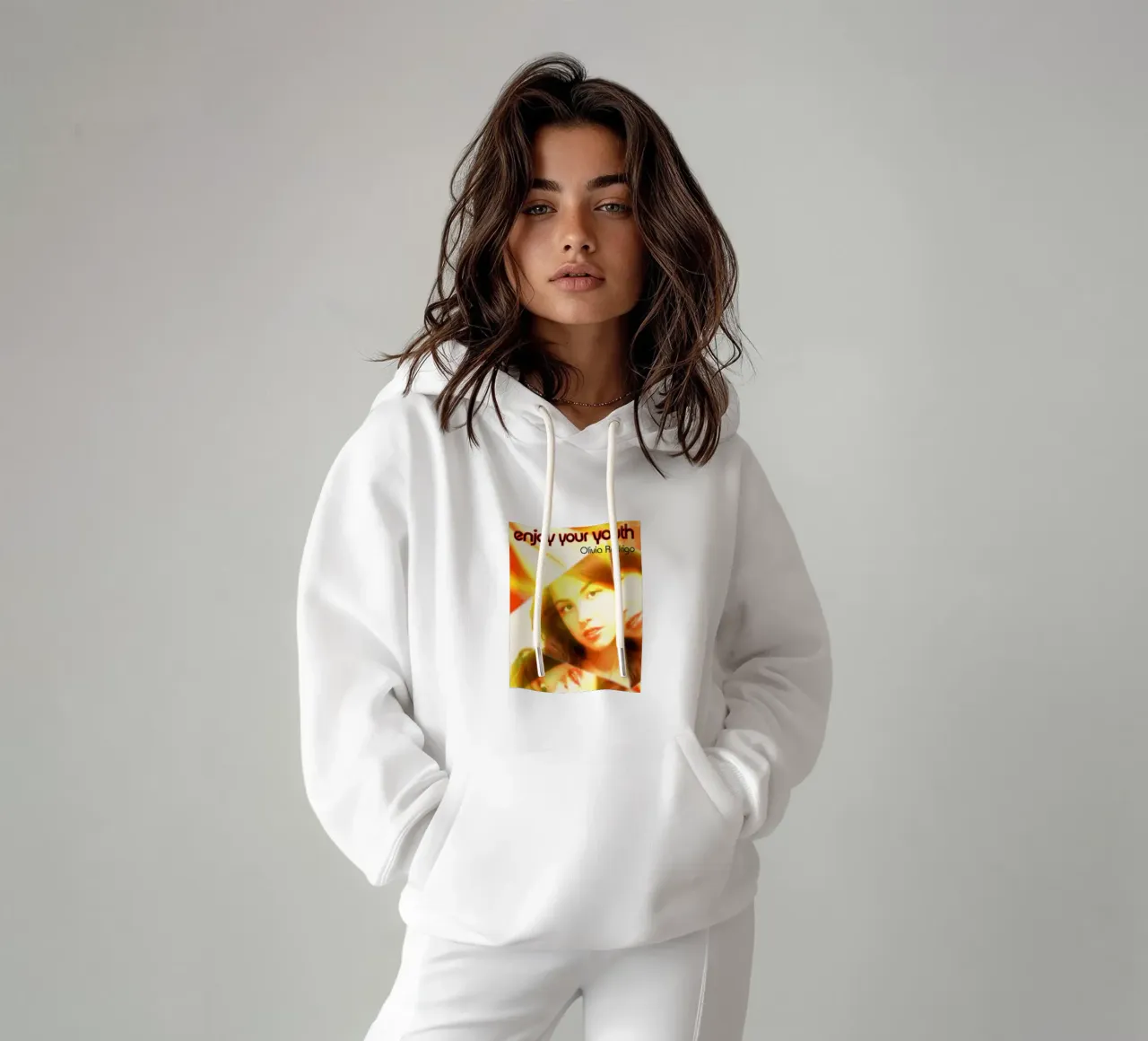 Olivia Rodrigo felpa con cappuccio da Abasa Inaraya