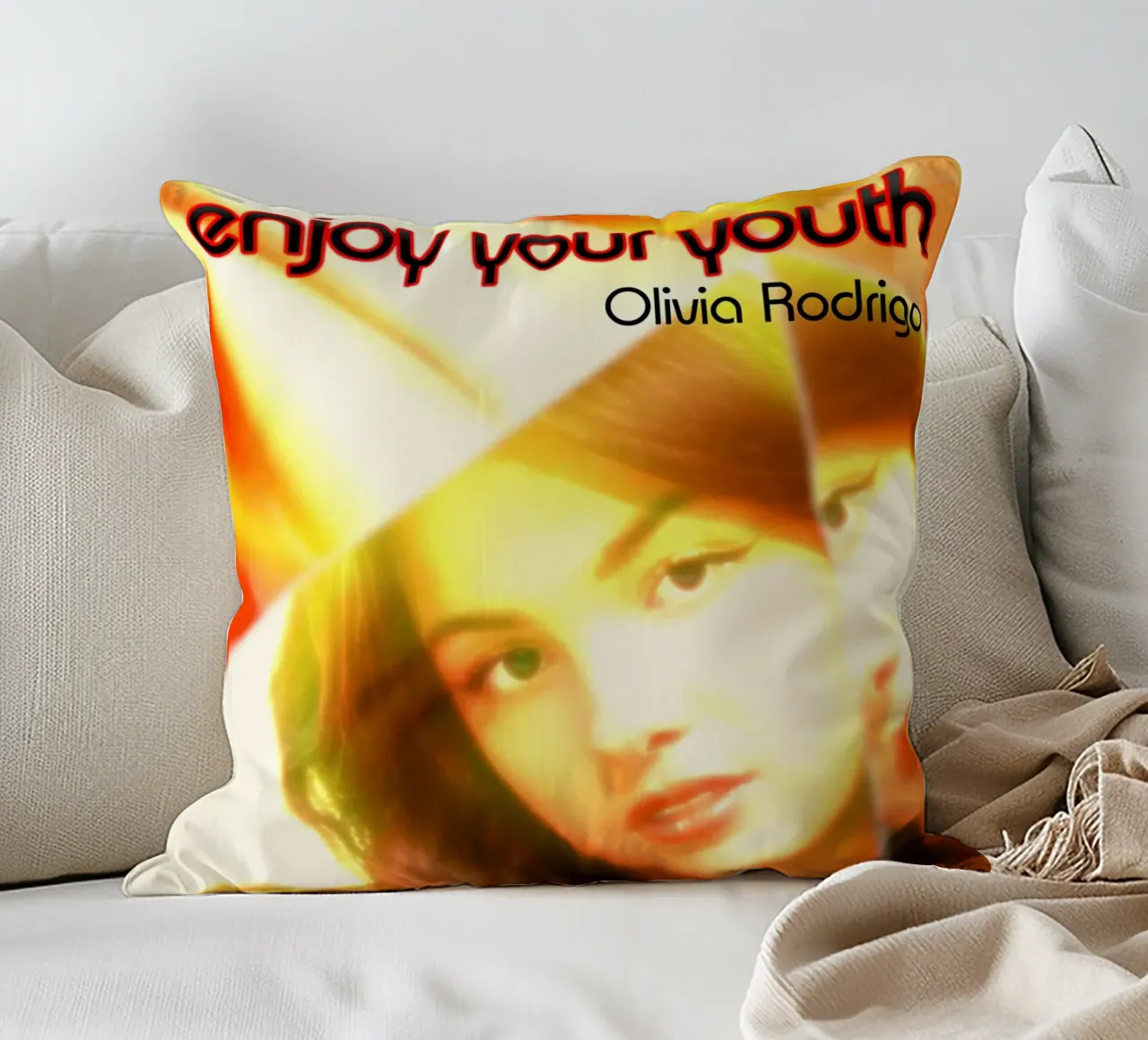 Olivia Rodrigo cuscino da Abasa Inaraya