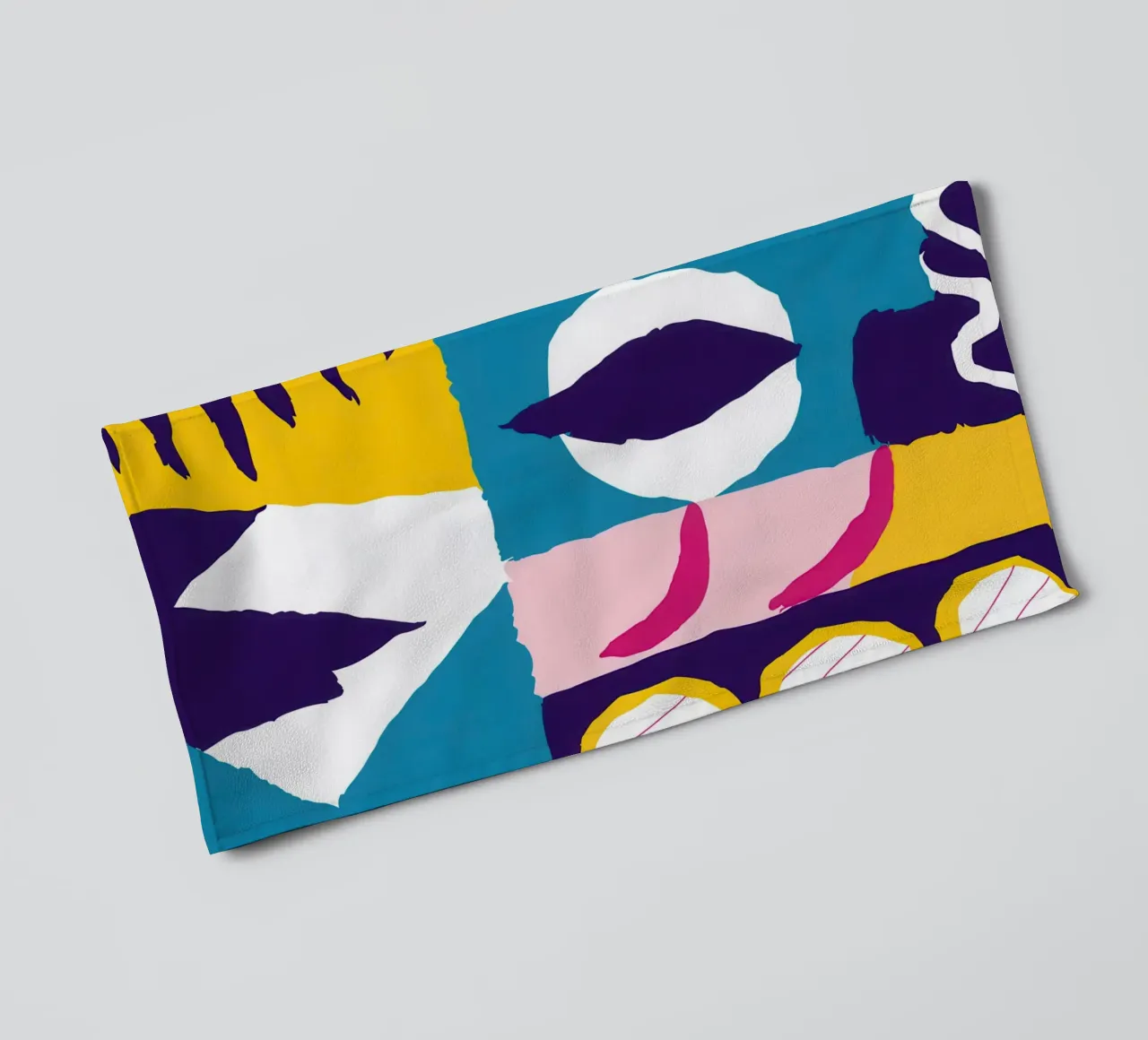 Gefragmenteerd gezicht Abstract badhanddoek van Frosh Pallete